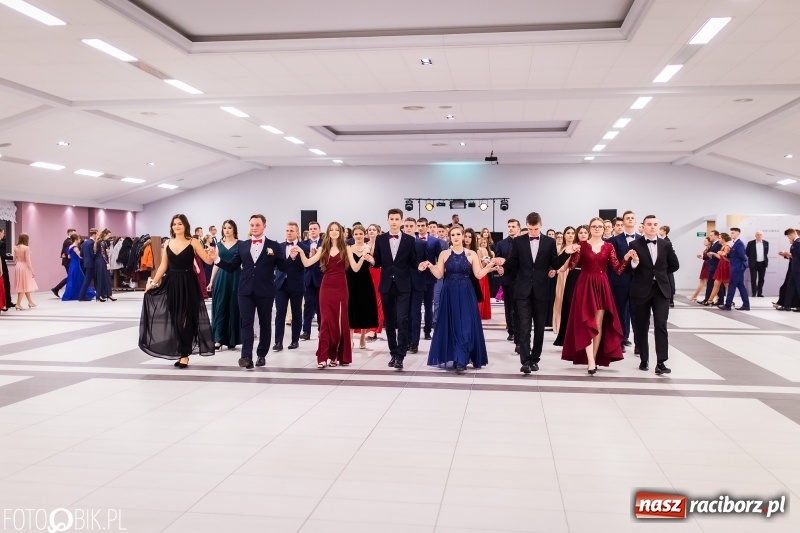 Zdjęcie w galerii na portalu naszraciborz.pl: Bal maturalny II LO im. Adama Mickiewicza w Zakrzowie FOTO i WIDEO wiadomości z regionu