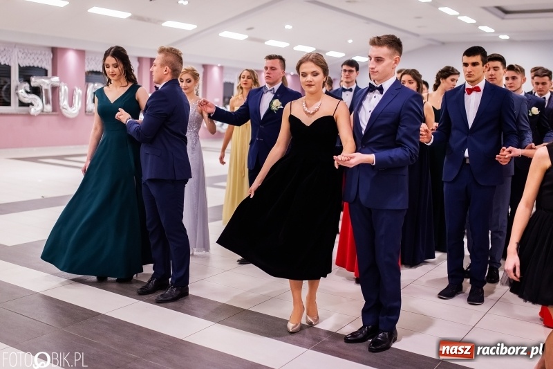 Zdjęcie w galerii na portalu naszraciborz.pl: Bal maturalny II LO im. Adama Mickiewicza w Zakrzowie FOTO i WIDEO wiadomości z regionu