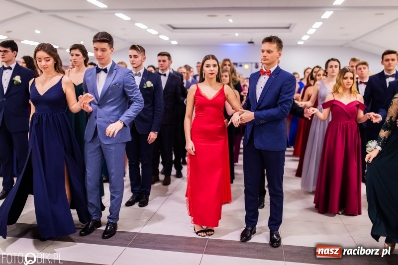 Zdjęcie w galerii na portalu naszraciborz.pl: Bal maturalny II LO im. Adama Mickiewicza w Zakrzowie FOTO i WIDEO wiadomości z regionu