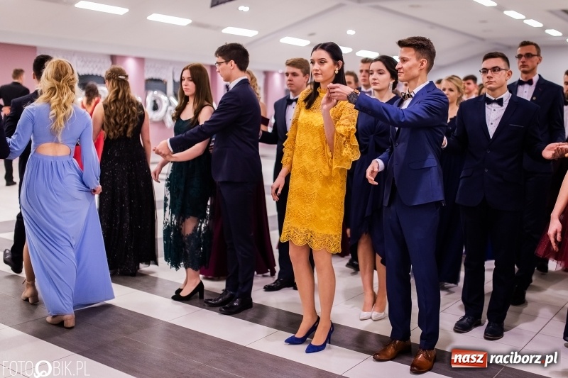 Zdjęcie w galerii na portalu naszraciborz.pl: Bal maturalny II LO im. Adama Mickiewicza w Zakrzowie FOTO i WIDEO wiadomości z regionu