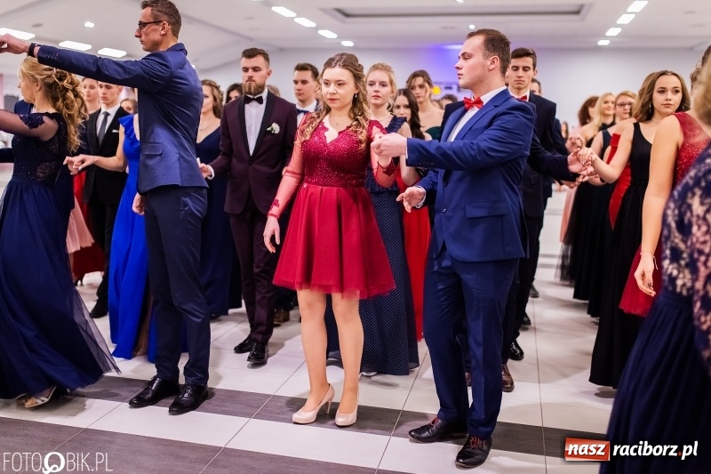 Zdjęcie w galerii na portalu naszraciborz.pl: Bal maturalny II LO im. Adama Mickiewicza w Zakrzowie FOTO i WIDEO wiadomości z regionu