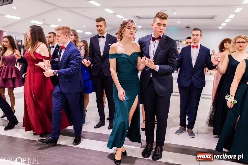 Zdjęcie w galerii na portalu naszraciborz.pl: Bal maturalny II LO im. Adama Mickiewicza w Zakrzowie FOTO i WIDEO wiadomości z regionu