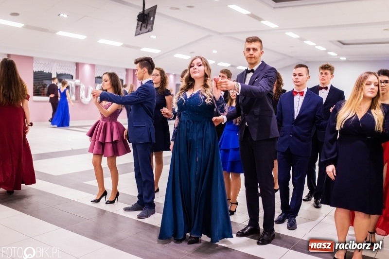 Zdjęcie w galerii na portalu naszraciborz.pl: Bal maturalny II LO im. Adama Mickiewicza w Zakrzowie FOTO i WIDEO wiadomości z regionu