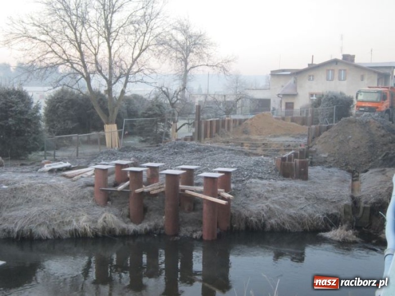 Zdjęcie w galerii na portalu naszraciborz.pl: Dobre tempo budowy mostu tymczasowego w Rudach wiadomości z regionu