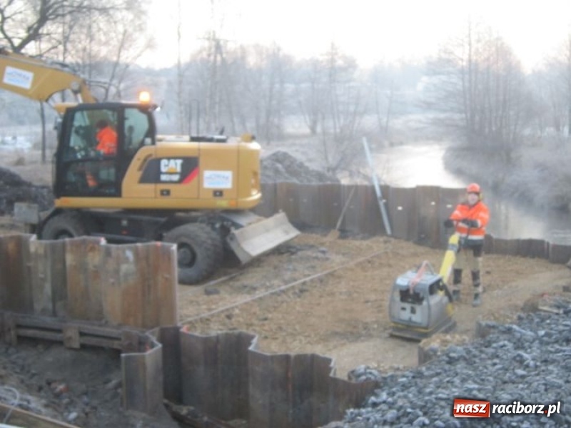 Zdjęcie w galerii na portalu naszraciborz.pl: Dobre tempo budowy mostu tymczasowego w Rudach wiadomości z regionu