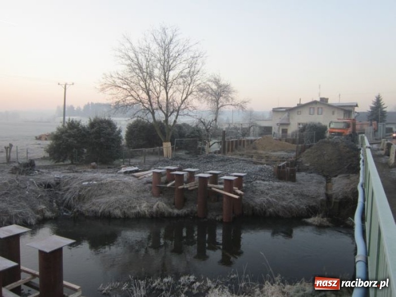 Zdjęcie w galerii na portalu naszraciborz.pl: Dobre tempo budowy mostu tymczasowego w Rudach wiadomości z regionu