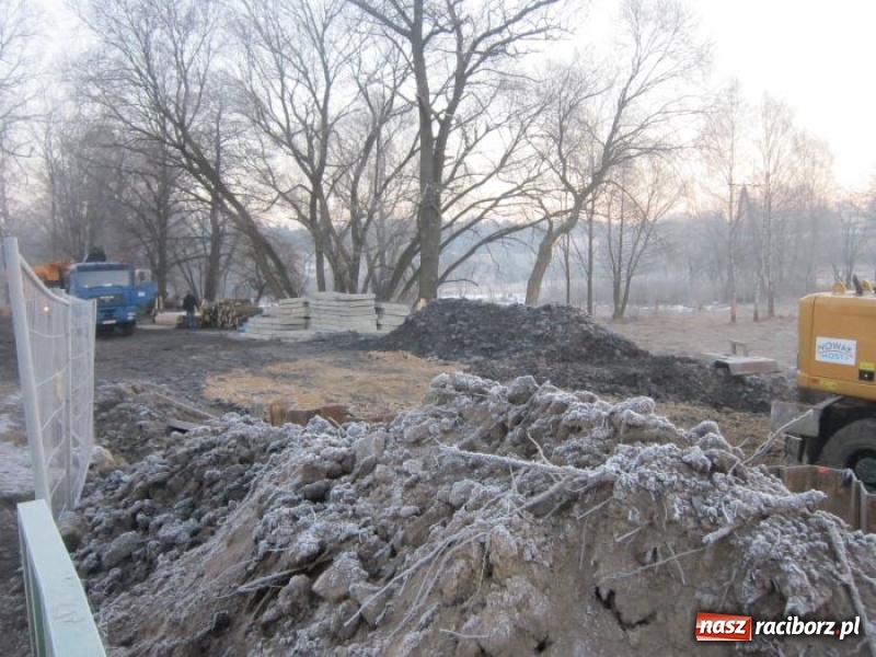 Zdjęcie w galerii na portalu naszraciborz.pl: Dobre tempo budowy mostu tymczasowego w Rudach wiadomości z regionu