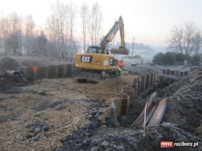Zdjęcie w galerii na portalu naszraciborz.pl: Dobre tempo budowy mostu tymczasowego w Rudach wiadomości z regionu