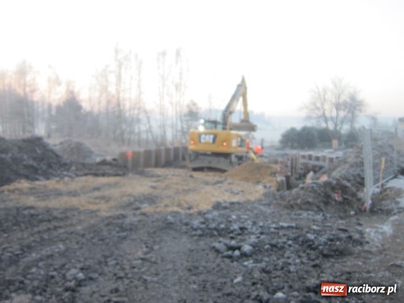 Zdjęcie w galerii na portalu naszraciborz.pl: Dobre tempo budowy mostu tymczasowego w Rudach wiadomości z regionu