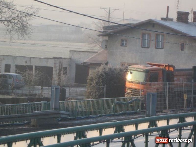 Zdjęcie w galerii na portalu naszraciborz.pl: Dobre tempo budowy mostu tymczasowego w Rudach wiadomości z regionu