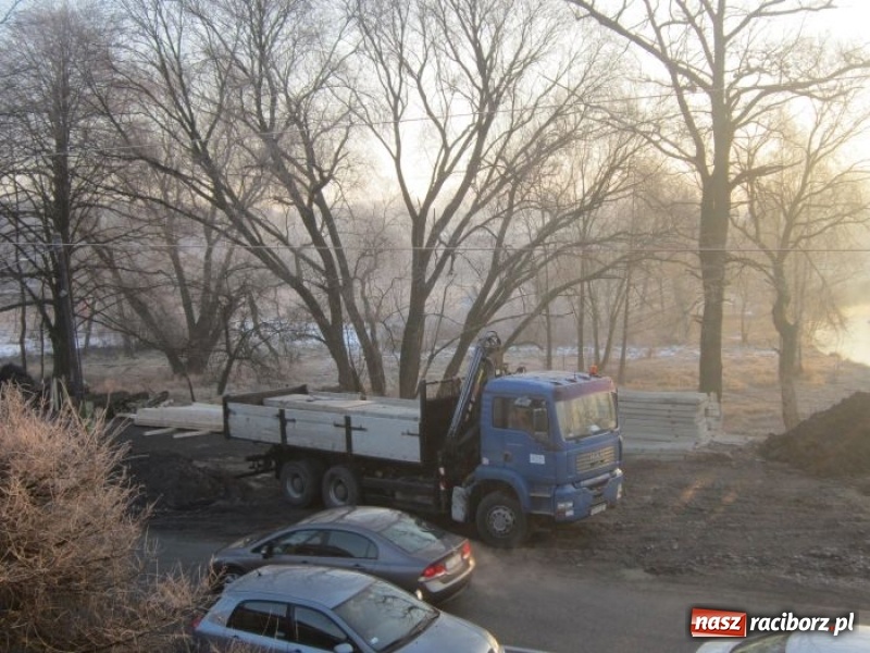 Zdjęcie w galerii na portalu naszraciborz.pl: Dobre tempo budowy mostu tymczasowego w Rudach wiadomości z regionu