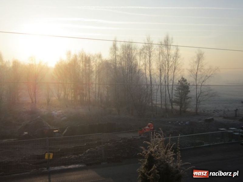 Zdjęcie w galerii na portalu naszraciborz.pl: Dobre tempo budowy mostu tymczasowego w Rudach wiadomości z regionu