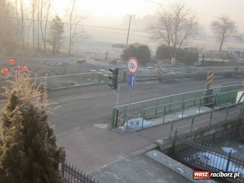 Zdjęcie w galerii na portalu naszraciborz.pl: Dobre tempo budowy mostu tymczasowego w Rudach wiadomości z regionu