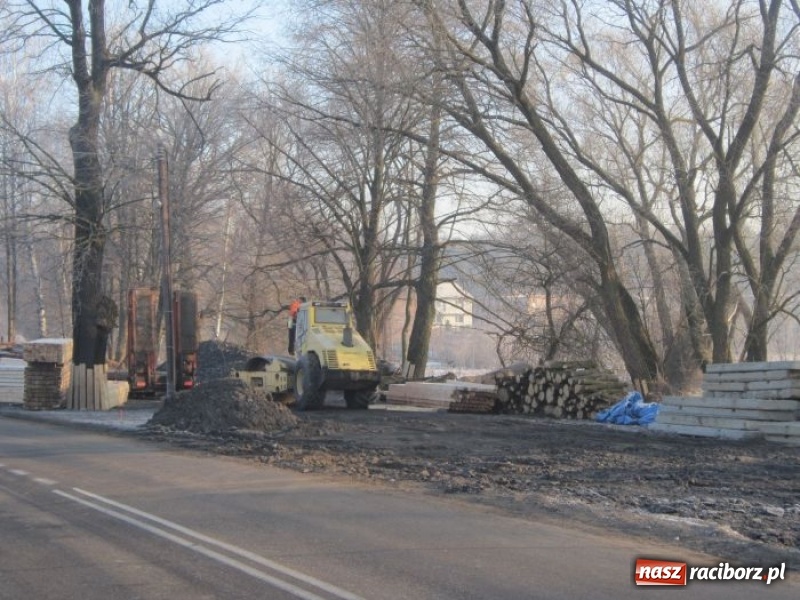 Zdjęcie w galerii na portalu naszraciborz.pl: Dobre tempo budowy mostu tymczasowego w Rudach wiadomości z regionu