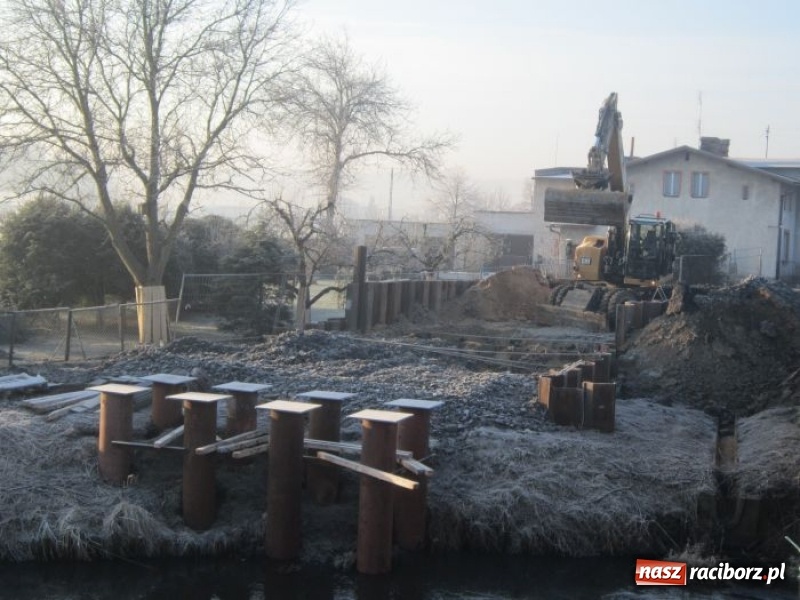 Zdjęcie w galerii na portalu naszraciborz.pl: Dobre tempo budowy mostu tymczasowego w Rudach wiadomości z regionu