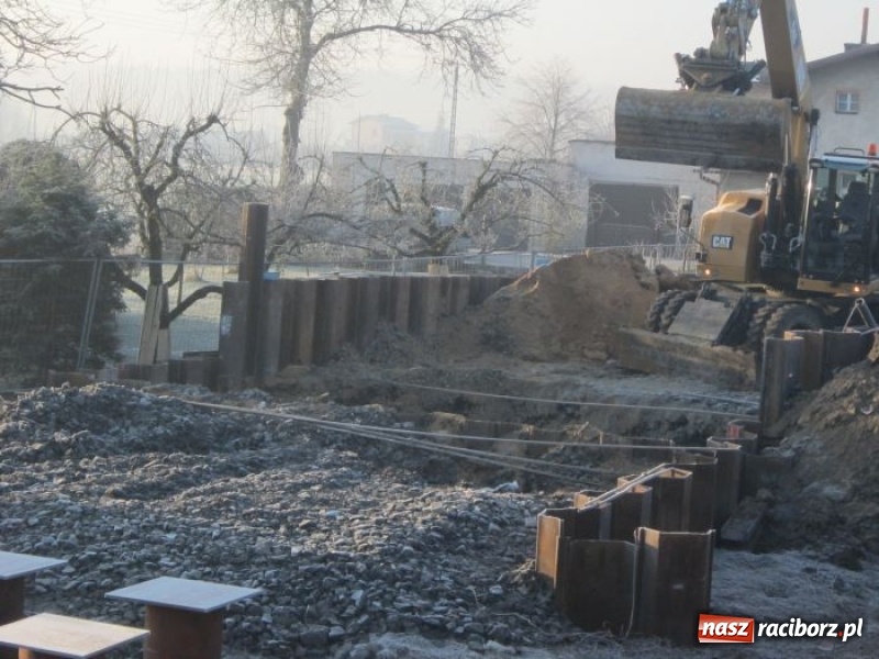Zdjęcie w galerii na portalu naszraciborz.pl: Dobre tempo budowy mostu tymczasowego w Rudach wiadomości z regionu