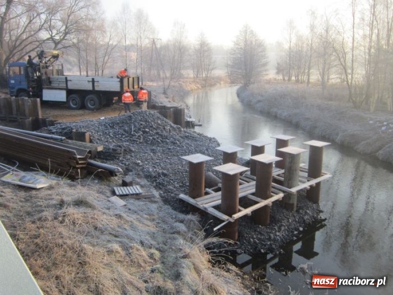 Zdjęcie w galerii na portalu naszraciborz.pl: Dobre tempo budowy mostu tymczasowego w Rudach wiadomości z regionu