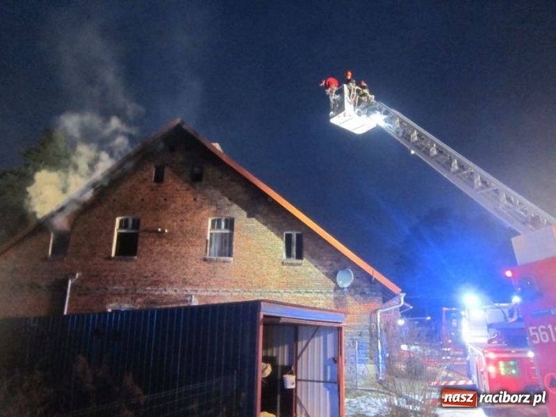 Zdjęcie w galerii na portalu naszraciborz.pl: Trudna akcja gaśnicza w Rudach. Groził wybuch butli z gazem  wiadomości z regionu