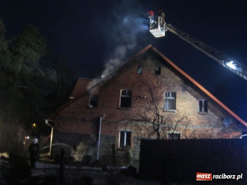 Zdjęcie w galerii na portalu naszraciborz.pl: Trudna akcja gaśnicza w Rudach. Groził wybuch butli z gazem  wiadomości z regionu