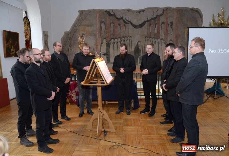 Zdjęcie w galerii na portalu naszraciborz.pl: Wyjątkowe wydarzenie w raciborskim Muzeum. Odśpiewano dwie karty dominikańskiego graduału WIDEO wiadomości z regionu