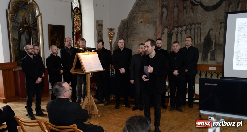 Zdjęcie w galerii na portalu naszraciborz.pl: Wyjątkowe wydarzenie w raciborskim Muzeum. Odśpiewano dwie karty dominikańskiego graduału WIDEO wiadomości z regionu