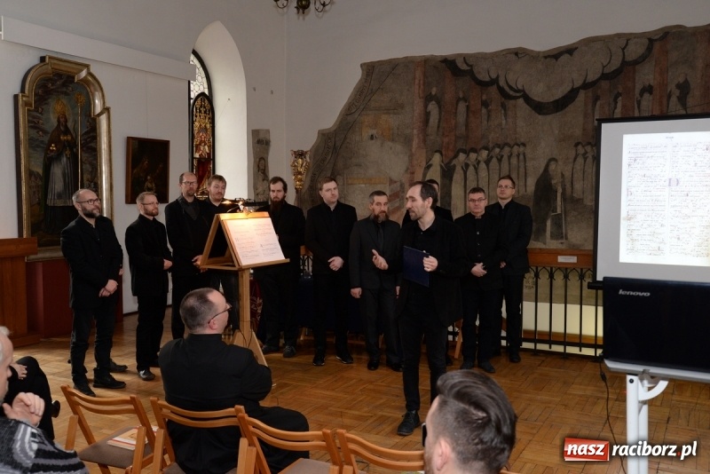 Zdjęcie w galerii na portalu naszraciborz.pl: Wyjątkowe wydarzenie w raciborskim Muzeum. Odśpiewano dwie karty dominikańskiego graduału WIDEO wiadomości z regionu