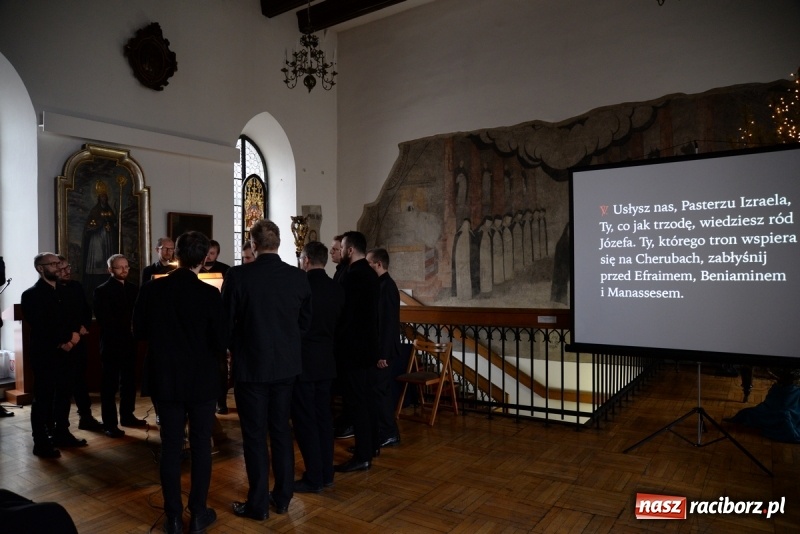 Zdjęcie w galerii na portalu naszraciborz.pl: Wyjątkowe wydarzenie w raciborskim Muzeum. Odśpiewano dwie karty dominikańskiego graduału WIDEO wiadomości z regionu