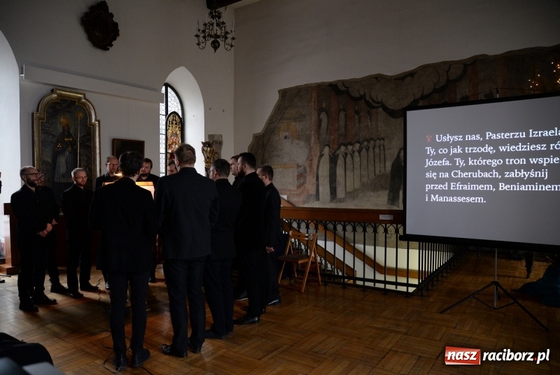 Zdjęcie w galerii na portalu naszraciborz.pl: Wyjątkowe wydarzenie w raciborskim Muzeum. Odśpiewano dwie karty dominikańskiego graduału WIDEO wiadomości z regionu