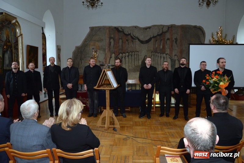 Zdjęcie w galerii na portalu naszraciborz.pl: Wyjątkowe wydarzenie w raciborskim Muzeum. Odśpiewano dwie karty dominikańskiego graduału WIDEO wiadomości z regionu