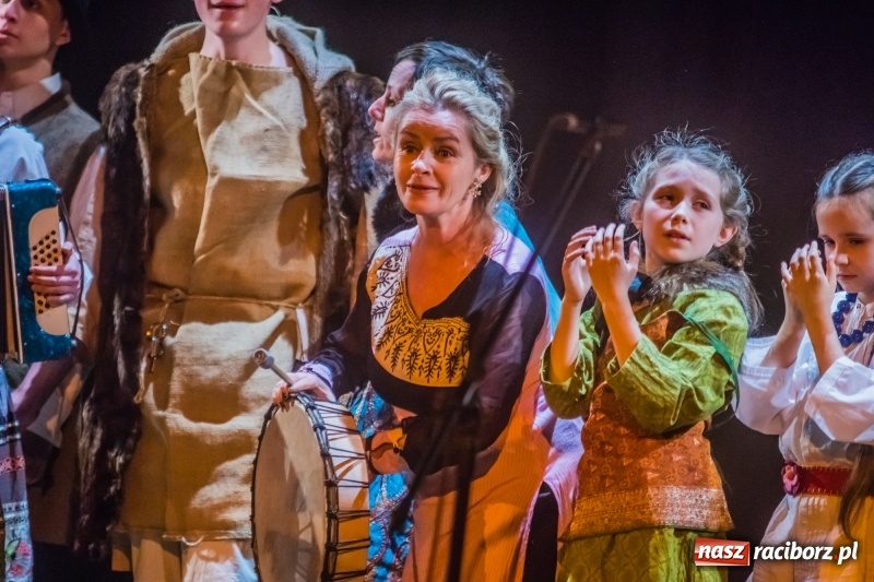 Zdjęcie w galerii na portalu naszraciborz.pl: Kolędnicy z Tetraedru gościli w DK Strzecha wiadomości z regionu