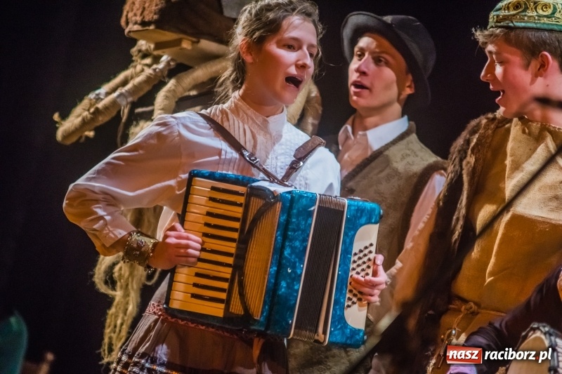 Zdjęcie w galerii na portalu naszraciborz.pl: Kolędnicy z Tetraedru gościli w DK Strzecha wiadomości z regionu