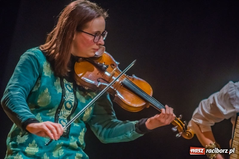 Zdjęcie w galerii na portalu naszraciborz.pl: Kolędnicy z Tetraedru gościli w DK Strzecha wiadomości z regionu