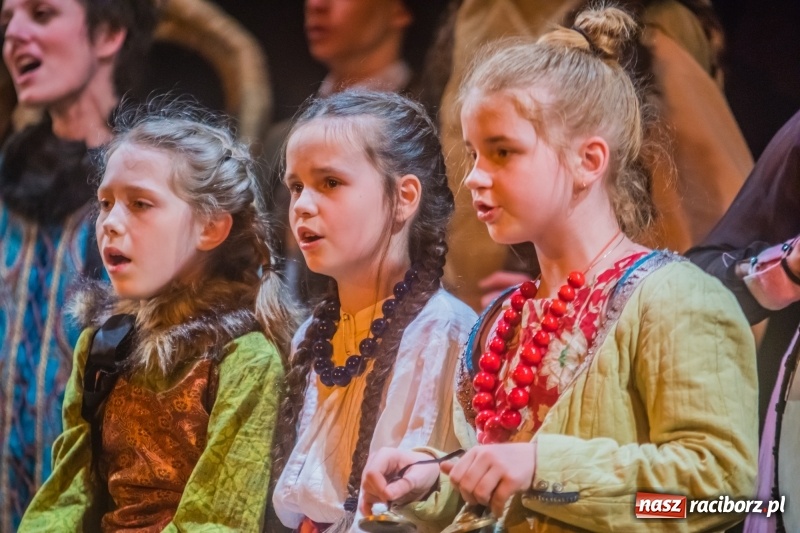 Zdjęcie w galerii na portalu naszraciborz.pl: Kolędnicy z Tetraedru gościli w DK Strzecha wiadomości z regionu