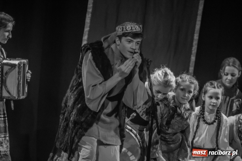 Zdjęcie w galerii na portalu naszraciborz.pl: Kolędnicy z Tetraedru gościli w DK Strzecha wiadomości z regionu