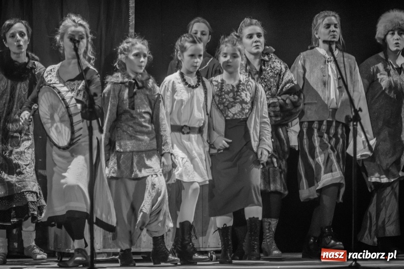 Zdjęcie w galerii na portalu naszraciborz.pl: Kolędnicy z Tetraedru gościli w DK Strzecha wiadomości z regionu