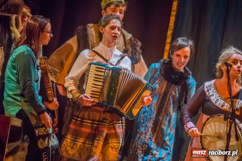 Zdjęcie w galerii na portalu naszraciborz.pl: Kolędnicy z Tetraedru gościli w DK Strzecha wiadomości z regionu