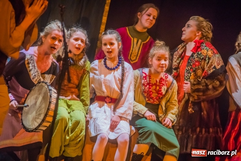 Zdjęcie w galerii na portalu naszraciborz.pl: Kolędnicy z Tetraedru gościli w DK Strzecha wiadomości z regionu