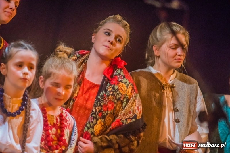 Zdjęcie w galerii na portalu naszraciborz.pl: Kolędnicy z Tetraedru gościli w DK Strzecha wiadomości z regionu