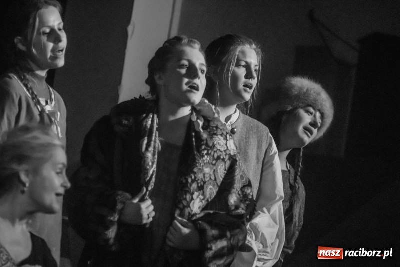 Zdjęcie w galerii na portalu naszraciborz.pl: Kolędnicy z Tetraedru gościli w DK Strzecha wiadomości z regionu