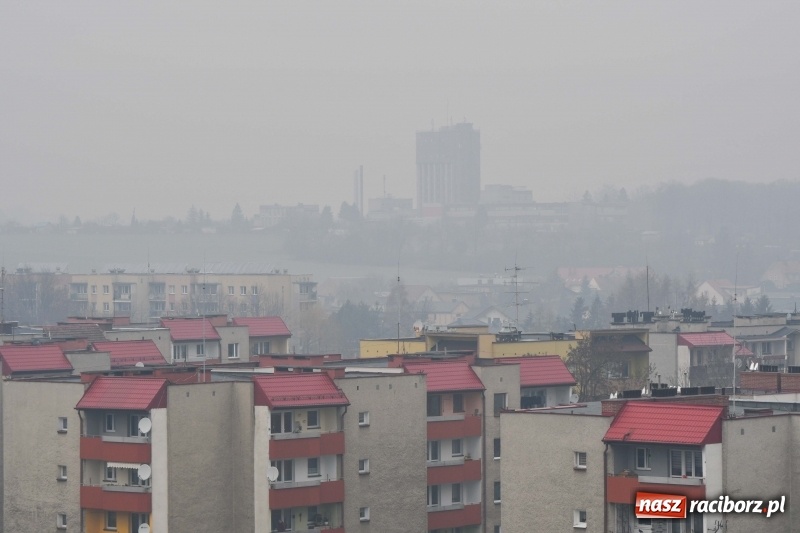 Zdjęcie w galerii na portalu naszraciborz.pl: Zostańcie w domu. Fatalna jakość powietrza. Tak to wygląda z okien wieżowca  wiadomości z regionu