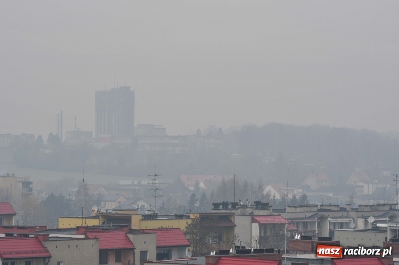 Zdjęcie w galerii na portalu naszraciborz.pl: Zostańcie w domu. Fatalna jakość powietrza. Tak to wygląda z okien wieżowca  wiadomości z regionu