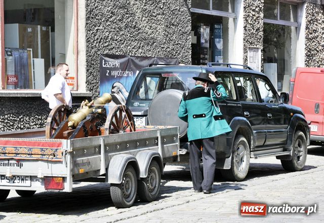 Zdjęcie w galerii na portalu naszraciborz.pl: Palemka dla ochodzącego króla wiadomości z regionu