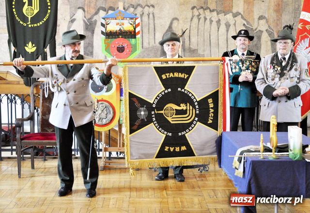 Zdjęcie w galerii na portalu naszraciborz.pl: Palemka dla ochodzącego króla wiadomości z regionu