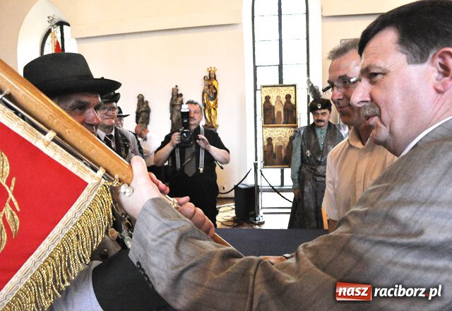 Zdjęcie w galerii na portalu naszraciborz.pl: Palemka dla ochodzącego króla wiadomości z regionu