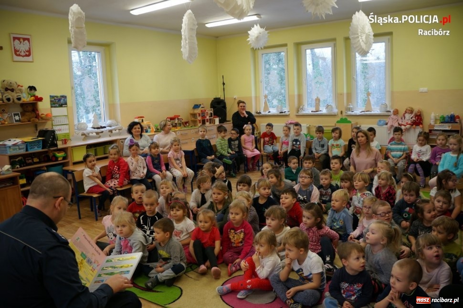 Zdjęcie w galerii na portalu naszraciborz.pl: Policjanci z Kuźni Raciborskiej czytali bajki  wiadomości z regionu