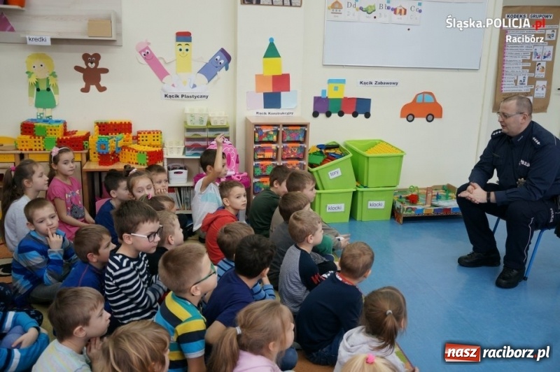 Zdjęcie w galerii na portalu naszraciborz.pl: Policjanci z Kuźni Raciborskiej czytali bajki  wiadomości z regionu