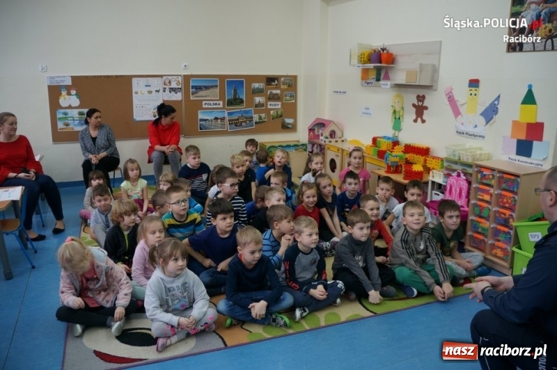 Zdjęcie w galerii na portalu naszraciborz.pl: Policjanci z Kuźni Raciborskiej czytali bajki  wiadomości z regionu