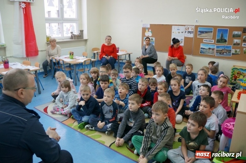 Zdjęcie w galerii na portalu naszraciborz.pl: Policjanci z Kuźni Raciborskiej czytali bajki  wiadomości z regionu