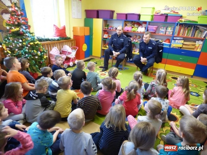 Zdjęcie w galerii na portalu naszraciborz.pl: Policjanci z Kuźni Raciborskiej czytali bajki  wiadomości z regionu