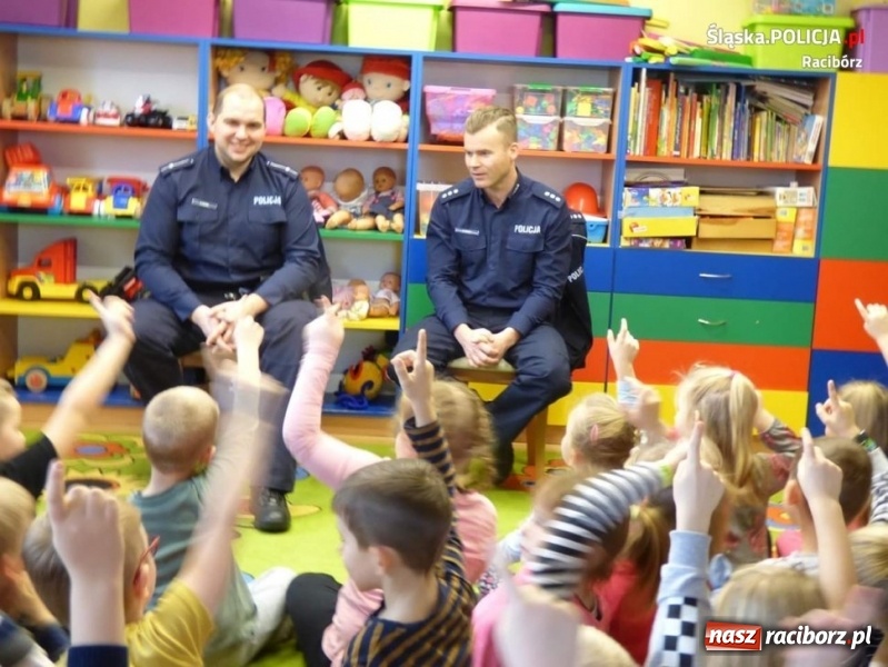 Zdjęcie w galerii na portalu naszraciborz.pl: Policjanci z Kuźni Raciborskiej czytali bajki  wiadomości z regionu